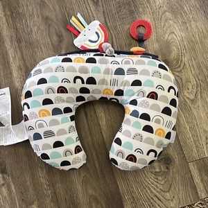 Hoppy tummy time pillow